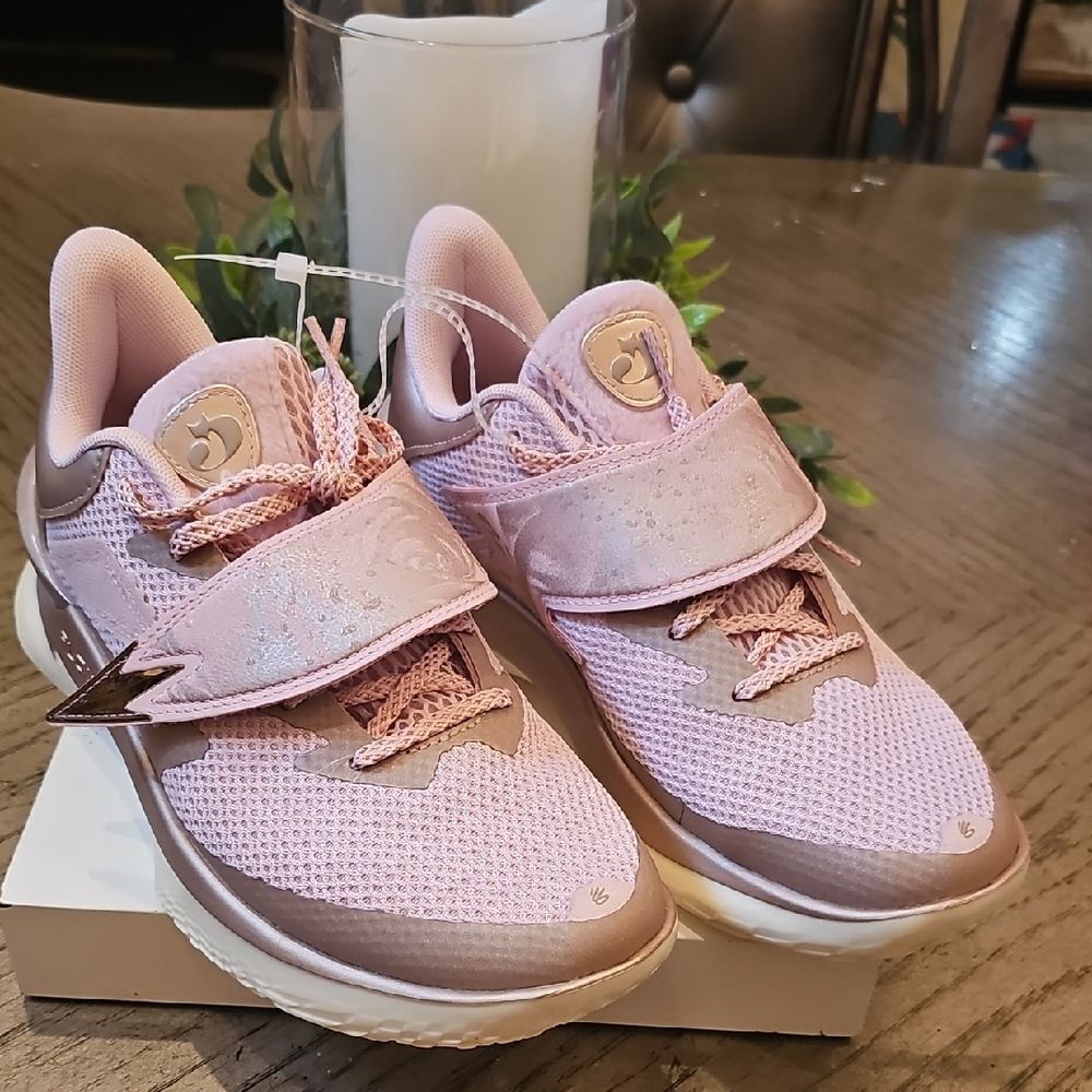 Under Armour Curry Fox Rose Sneakers Size 7 NWT